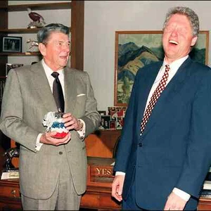 PRESIDENTE RONALD REAGAN COMIENDO GOMINOLAS - Foto brillante 8x10 - Imagen 1 de 1