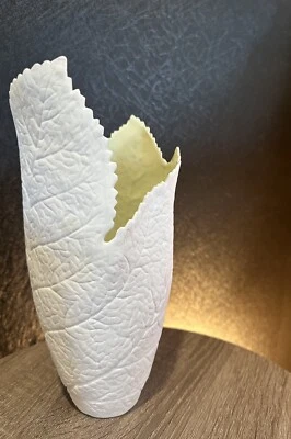 Jarrón Anthropologie Blanco Diseño Orgánico Asimétrico Hoja Impresión Verde Interior Foto 1 de 4