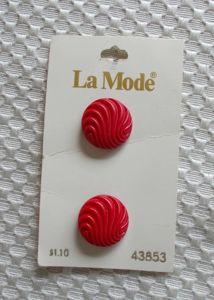 New Vintage La Mode Red Swirl Buttons on Card Shank 3/4" 19mm Made in England - Image 1 of 2
