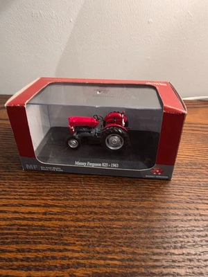 MASSEY FERGUSSON 825 1963 UNIVERSAL HOBBIES TRACTOR - Image 1 of 4