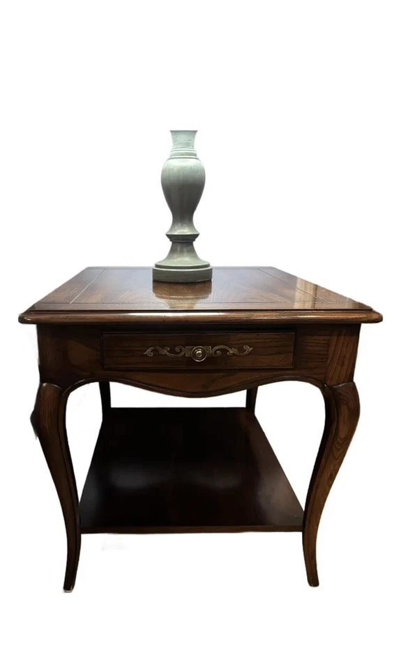 Mesa auxiliar/extremo provincial francesa Henredon de cuatro siglos de nogal Foto 1 de 4