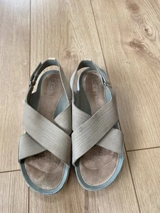 Ladies Clarks Beige Trigenic Sandals Size 5.5 D - Picture 1 of 6