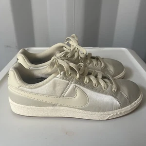 NIKE Court Royale SE Sneakers da donna in raso metallizzato grigio taglia 6 AA2170-200 - Foto 1 di 7