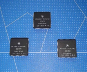 MC68HC711E9CFN2 Motorola 8 canali, 8 bit convertitore analogico-digitale (A/D) - Foto 1 di 1