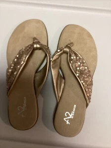 Damen-Zehensandale A2 by Aerosoles Flip-Flop ~ goldfarben ~ 8 - Bild 1 von 6
