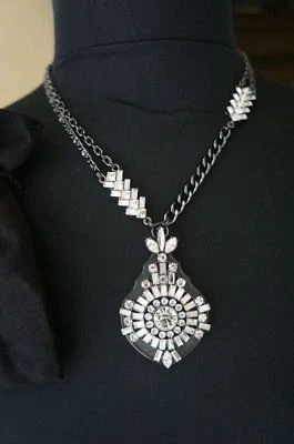 NUEVO Collar LIGERO Erickson Beamon Rocks Hematita Corazón de Vidrio Cristal Foto 1 de 4