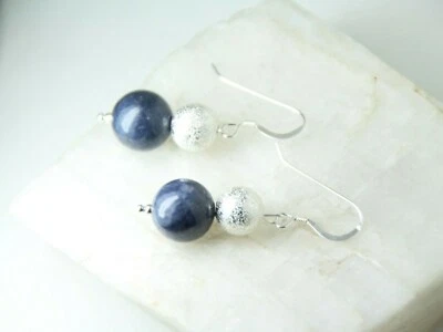 Pendientes de plata de ley 925 con bola de 10 mm de piedras preciosas naturales azul zafiro de 1 1/2" Foto 1 de 4