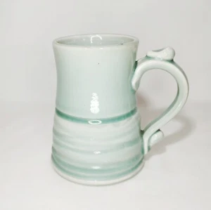 Kunstkeramik Becher Meeresschaum Seladon grün Daumenauflage signiert Vintage 10 Oz - Bild 1 von 7