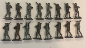 SOLDATINI VINTAGE 16-1,75 POLLICI in metallo di piombo non verniciato che marciano con riffle - Foto 1 di 4
