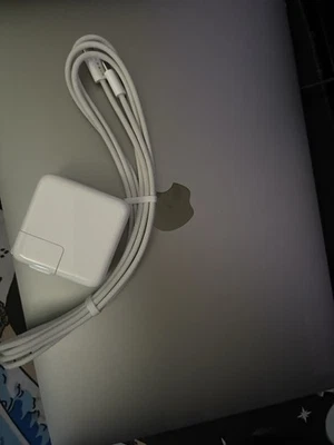 Apple MacBook Air 13 plateado 2020 Intel Core I7 16 GB de memoria 250 GB de almacenamiento Foto 1 de 3