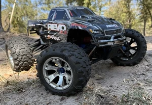 Older Traxxas Revo 3.3 Nitro RC 4x4 Monster Truck **RTR** - Picture 1 of 19