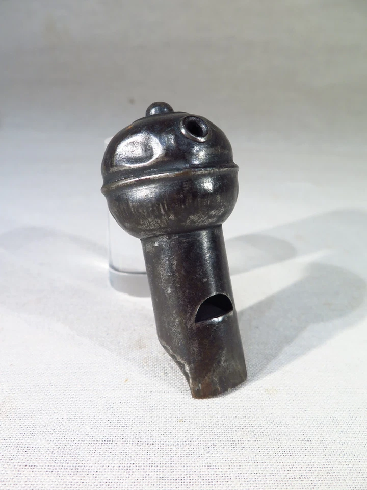 ANCIEN GROS SIFFLET APPEAU EN FER CHASSE ART POPULAIRE - Photo 1/1