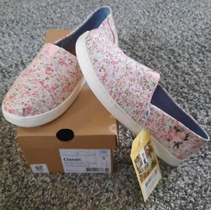 Toms Classic Multi Pink Floral Embroidered Flat Slip-on Youth 5 - Picture 1 of 5