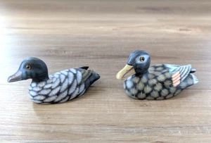 Pareja vintage de patos decorativos de madera pintada 3,75" con - Imagen 1 de 11