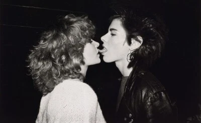 5##Película foto negativa - Besando mujeres - Pareja lesbiana - Amor - Beso Foto 1 de 4