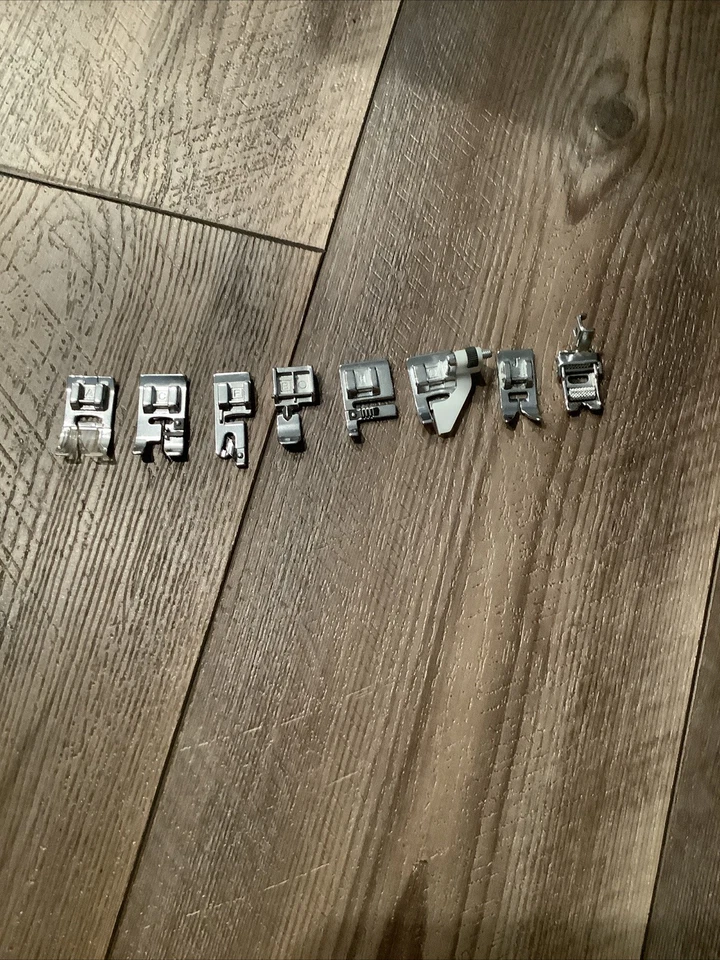 ¿Dobladillo ciego Singer? Lote de Pies Pie D C A H J B F & Roller Máquina de Coser Foto 1 de 4