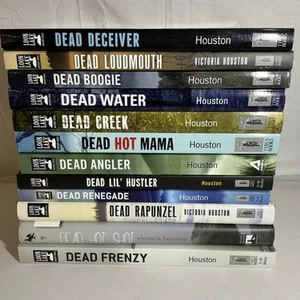Lot of 12 Loon Lake Mystery books by Victoria Houston 2 Hardcover 10 Paperback - Imagen 1 de 7