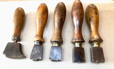 Lot de 5 anciens outils de cordonnier, bourrelier, fer à lisser, Mailloche - Photo 1/4