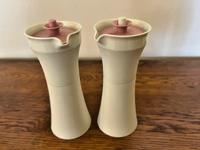 Set olio e aceto Tupperware nuovo ritirato con coperchi malva/rosa made in USA - Immagine 1 di 2