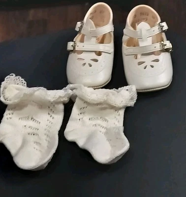  Vintage Wee Kids Girl's White Baby  Shoes & Baby Socks Lace 1990's - Image 1 of 4
