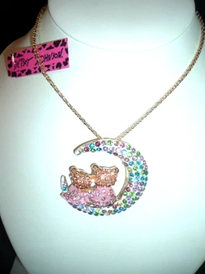 COLAR PINGENTE Betsey Johnson multicolorido lua crescente dois amigos juntos - Imagem 1 de 4