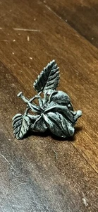 ESCENAS DE PLATA HOJAS PIN INSIGNIA BROCHE COLECCIONABLE INSIGNIA - Imagen 1 de 4