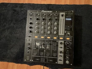 PIONEER (DJM 700) 4 CHANNEL MIXER - Picture 1 of 9