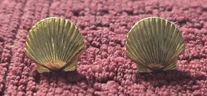 Pendientes perforados Mimi di N 1973 vintage nuevos en tarjeta sin existencias marinas vieiras - Imagen 1 de 8