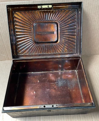 Antigua caja de bloqueo con tapa con bisagras Toleware negra con diseños dorados 10,25"x 7,50" x 4,75" Foto 1 de 4