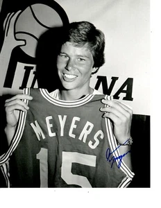 UCLA BRUINS ANN MEYERS DRYSDALE SIGNED HOLDING UP JERSEY 8X10 - Picture 1 of 1