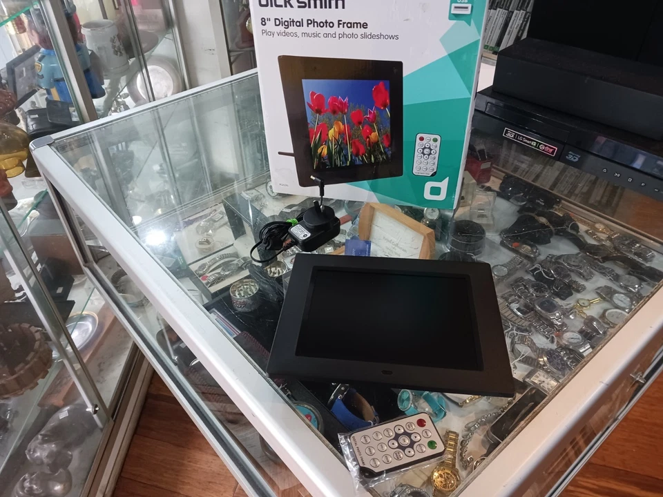 DICK SMITH 8" DIGITAL PHOTO FRAME - PLAYS VIDEOS, MUSIC & PHOTO SLIDESHOWS - Image 1 of 4