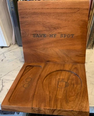 Porta libros de madera con lugar para taza y vasos Foto 1 de 4