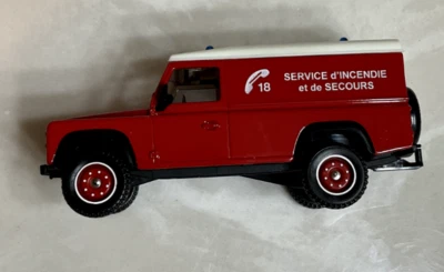 Solido 1/43 Scale 2158 - Land Rover Defender Fire Vehicle - Red - Image 1 of 4