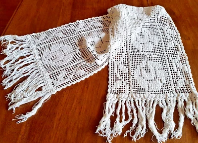 Tapis de table début XXe en filet de coton brodé et frangé - 142 cm x 32 cm - Photo 1/3