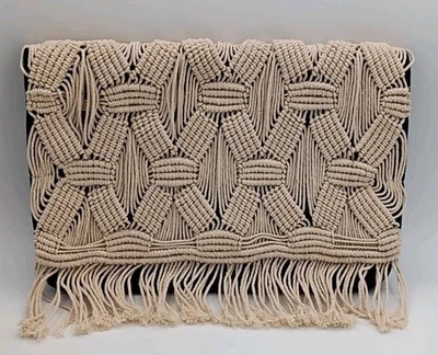 Bolso de Mano Stella & Dot Macrame - Acentos Borla - Negro y Crema - Forro con Ranuras para Tarjetas Foto 1 de 4