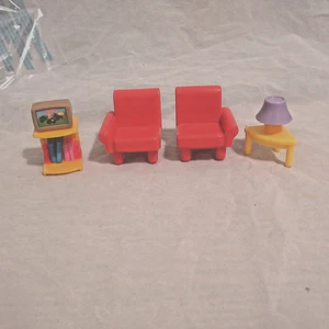 2005 Fisher Price My First Dollhouse - TV Zimmer Wohnzimmer Sofa Loveseat TV Lampe - Bild 1 von 3