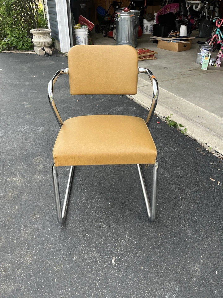 Silla Royal Cromo Beige. Royal Metal Manufacturing Company, Mid CENTURY MODERNO Foto 1 de 4