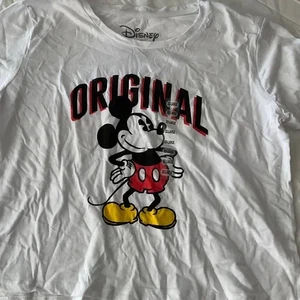 Disney weißes T-Shirt mit Mickey Mouse und rot gelben Akzenten Größe XXL - Bild 1 von 4