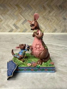 Jim Shore Disney Traditions 'El regalo más dulce' Roo dando flores Kanga 6010102 - Imagen 1 de 7