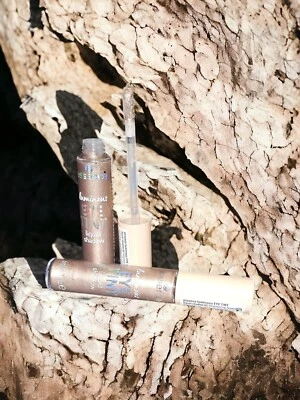 Essence Luminous Eye Tint Liquid Lidschatten 03 Shimmering Taupe wie Puder - Bild 1 von 4