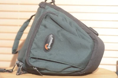 Precioso bolso de cámara verde vintage Lowepro ajustado. Ideal para llevar tu cámara Foto 1 de 4