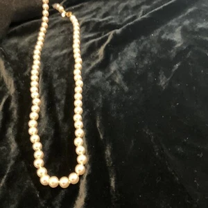 WLIND WHITE PERAL NECKLACE 23” 14 KGE GOLD CLASP CLASSY KNOTTED - Picture 1 of 6