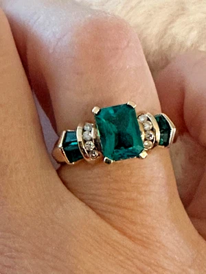Anillo vintage de oro de 10k con esmeralda y diamantes creados en laboratorio aprox 3 quilates talla 7 Foto 1 de 4