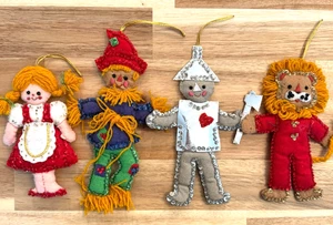 4 adornos de fieltro Bucilla años 70 MAGO DE OZ Dorothy Espantapájaros TinMan Navidad - Imagen 1 de 5