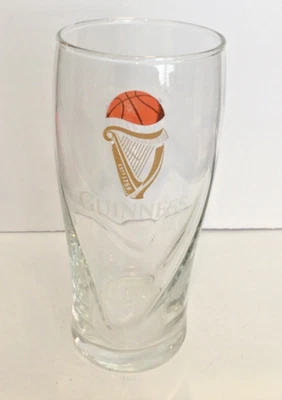 Vidrio de gravedad Guinness edición limitada de baloncesto de 20 oz con logotipo de arpa en relieve Foto 1 de 2
