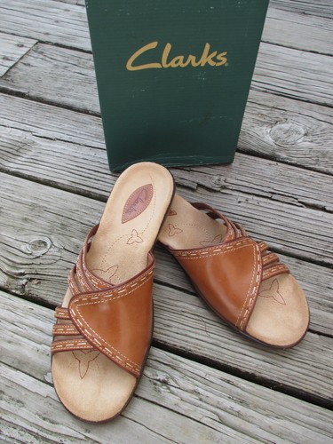 Sandali slip on donna Clarks ""Begga"" tacco basso miele marrone taglia. 7.50 Med nuovo con scatola