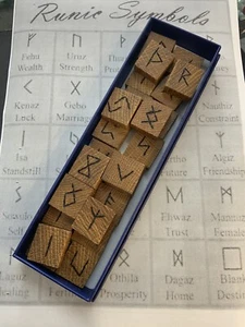 Handgefertigtes Runen-Set englische Eiche Futhark nordische spirituelle Wahrsagerei - Bild 1 von 4