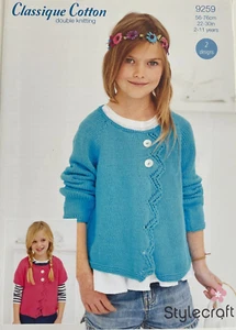 Mädchen Zickzack Spitzeneinsatz Strickjacke STRICKMUSTER lang + kurz Stylecraft 9259 - Bild 1 von 7
