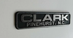 EMBLEMA DE CONCESIONARIO CLARK CADILLAC PINEHURST NC - Imagen 1 de 6