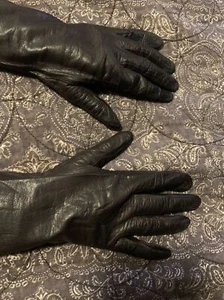 Guanti Made In France possono essere spediti a TE! Saks Fifth Avenue e Le Gant Trefousse - Foto 1 di 23